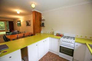 
A kitchen or kitchenette at Cedar Holiday Units - Apartment 2
