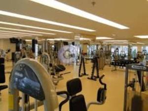 un gimnasio con mucho equipamiento en una habitación en Barra da Tijuca Resort Bora Bora, en Río de Janeiro