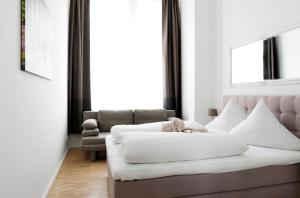 sala de estar con cama y sofá en SC 4 Cozy Family & Business Flair welcomes you - Rockchair Apartments en Berlín