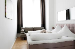 Posezení v ubytování SC 04 by ROCKCHAIR Apartments l SUPERHOST Status l 4 Bedrooms Boxspringbeds 2 Bathrooms Balcony Elevator - Cozy Family & Business Flair welcomes you!