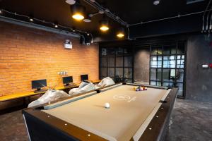 BED STATION Hostel Khaosan内的一张台球桌