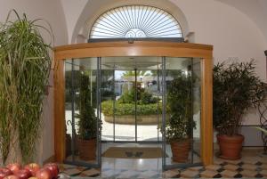 Hotel Vecchio Mulino外面的花园