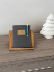 un quaderno con una matita in cima a un tavolo di Maison Lidia a Fiumicino
