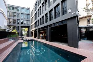 BED STATION Hostel Khaosan内部或周边的泳池