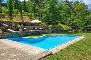 una piscina nel cortile di una casa di Villa Margherita by PosarelliVillas a Piegaio