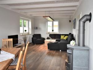 Posezení v ubytování Ferienhaus in Groß Schwansee mit Sauna