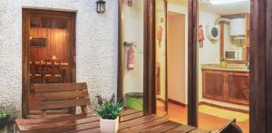 a room with a wooden table and a kitchen at Casa Miriam by AL Belmonte in Belmonte