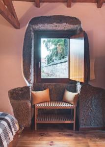 a bench in a room with a window at Casa Miriam in Belmonte