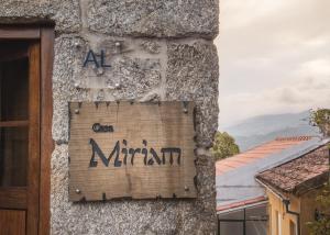una señal en el lado de un edificio que lee un nutriente en Casa Miriam, en Belmonte
