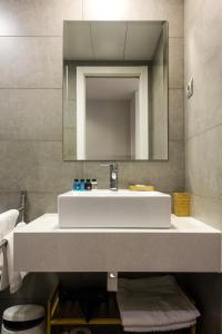 A bathroom at Arenal Suites Preciados