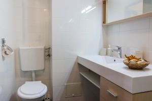 Vonios kambarys apgyvendinimo įstaigoje Tineretului 20 by MRG Apartments