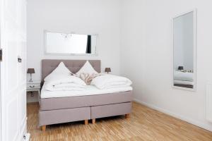 1 dormitorio con 1 cama con sábanas blancas y ventana en SC 4 Cozy Family & Business Flair welcomes you - Rockchair Apartments en Berlín