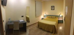 Posteľ alebo postele v izbe v ubytovaní Hostal Doña Juana