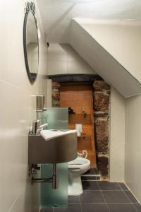 a bathroom with a sink and a toilet at Casa dos Poetas by AL Belmonte in Belmonte