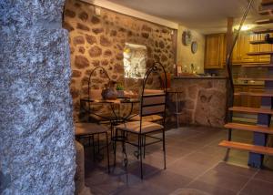 a kitchen with a table and chairs in a room at Casa dos Poetas by AL Belmonte in Belmonte +31 photos