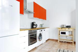 Kitchen o kitchenette sa Apartment SWINE in Mitte - Cozy Family & Business Flair welcomes you - Rockchair Apartments