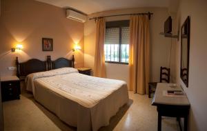 Łóżko lub łóżka w pokoju w obiekcie Hostal San Luis