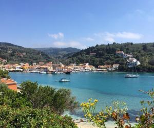 - une vue sur un port avec des bateaux dans l'eau dans l'établissement Limani Studio, à Lakka