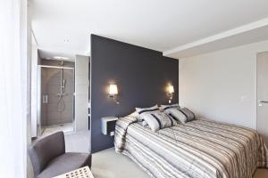 - une chambre avec un grand lit et une salle de bains dans l'établissement Hostellerie Saint Germain, à Saint-Germain-lès-Arlay