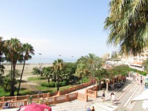 ベナルマデナにあるMANANTIALのリゾートのバルコニーからビーチの景色を望めます。
