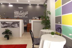 un ristorante con due tavoli e un muro colorato di Hotel Midtown Milano a Milano