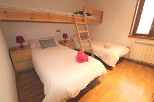a bedroom with two beds and a bunk bed at Espacioso ap en Gessa in Gessa