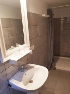 a bathroom with a sink and a bath tub at Hotel Horizonte in Santa Cruz de Tenerife