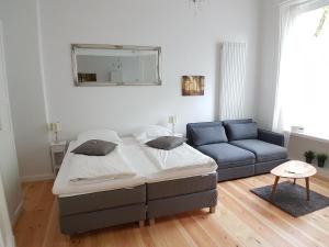 เตียงในห้องที่ Apartment LANGEN - Cozy Family & Business Flair welcomes you - Rockchair Apartments