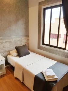A bed or beds in a room at Hotel Horizonte
