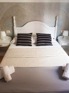 A bed or beds in a room at Hotel Horizonte