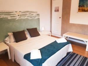 A bed or beds in a room at Hotel Horizonte