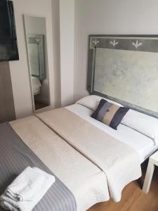 A bed or beds in a room at Hotel Horizonte