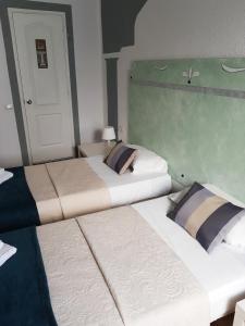 A bed or beds in a room at Hotel Horizonte
