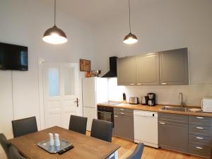 Küche/Küchenzeile in der Unterkunft Apartment LANGEN - Cozy Family & Business Flair welcomes you - Rockchair Apartments