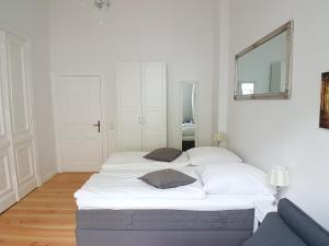 Ein Bett oder Betten in einem Zimmer der Unterkunft Apartment LANGEN - Cozy Family & Business Flair welcomes you - Rockchair Apartments