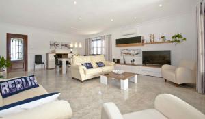 Et tv og/eller underholdning på Llac Blau - Mediterranean Styled with Pool