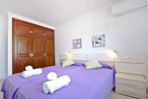 En eller flere senge i et værelse på Llac Blau - Mediterranean Styled with Pool + 54 billeder