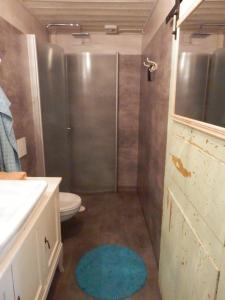 ヒェーピングにあるStallet B&Bのバスルーム(シャワー、トイレ、洗面台付)