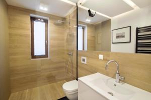 y baño con aseo, lavabo y ducha. en Apartment with Terrace and Sauna by Grand Apartments, en Sopot