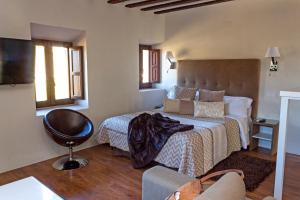 A bed or beds in a room at Los Ojos de la Mora Apartamentos Boutique