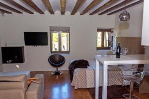 A television and/or entertainment centre at Los Ojos de la Mora Apartamentos Boutique