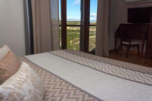 A bed or beds in a room at Los Ojos de la Mora Apartamentos Boutique