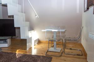 A television and/or entertainment centre at Los Ojos de la Mora Apartamentos Boutique