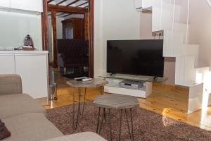A television and/or entertainment centre at Los Ojos de la Mora Apartamentos Boutique