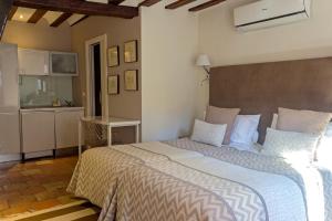 A bed or beds in a room at Los Ojos de la Mora Apartamentos Boutique