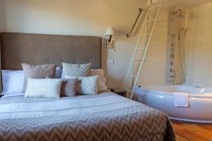A bed or beds in a room at Los Ojos de la Mora Apartamentos Boutique
