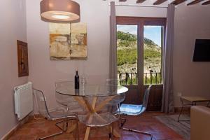 A television and/or entertainment centre at Los Ojos de la Mora Apartamentos Boutique
