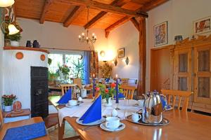 a dining room with a table with blue napkins at Pension im Vorhof in Windelsbach