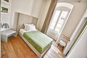 - une petite chambre avec un lit et une fenêtre dans l'établissement Alsecondopiano B&B, à Gioia del Colle