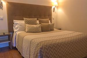 A bed or beds in a room at Los Ojos de la Mora Apartamentos Boutique